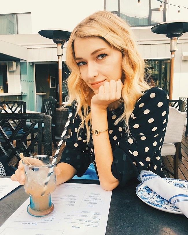 Meski begitu, ia kerap kali mendapat komentar kurang menyenangkan ketika memposting pekerjaannya, misalnya saat tampil di video klip D&E. Ketika itu, banyak fans Super Junior yang menuliskan komentar bernada kebencian yang langsung dibalas Stefanie dengan menohok. Foto: Instagram @stefaniemichova