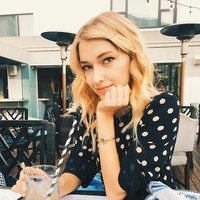 Meski begitu, ia kerap kali mendapat komentar kurang menyenangkan ketika memposting pekerjaannya, misalnya saat tampil di video klip D&E. Ketika itu, banyak fans Super Junior yang menuliskan komentar bernada kebencian yang langsung dibalas Stefanie dengan menohok. Foto: Instagram @stefaniemichova