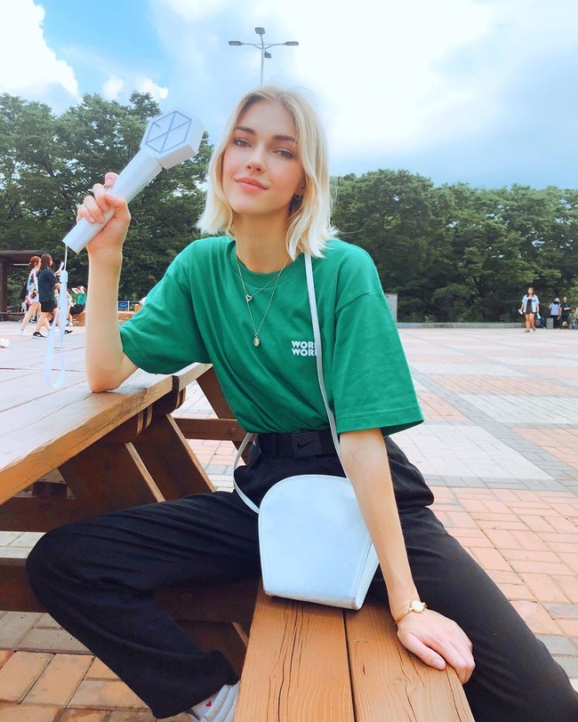 Kini Stefanie tinggal di Korea Selatan bersama Beenzino. Karena itu, Stefanie juga belajar bahasa Korea untuk bisa bekerja dan berbaur dengan keluarga Beenzino. Wanita 29 tahun tersebut juga mulai belajar masak masakan Korea, seperti kimchi-jjigae. Foto: Instagram @stefaniemichova