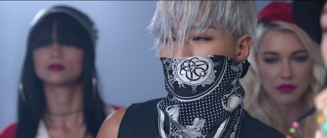 Stefani Michova pun adalah wanita yang multitalenta. Bukan hanya aktris dan model, ia juga seorang fotografer dan sutradara video klip. Ia pun pernah bermain di film Bruce Willis: Why the Legend Never Dies dan serial Hooked. Foto: Youtube