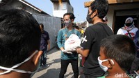 Ia juga terlihat memberikan sembako.