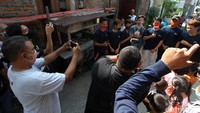 Usai berkunjung, Gibran menyempatkan untuk swafoto bersama.