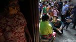 Susur Kampung, Gibran Bagi-bagi Buku dan Sembako