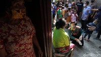 Ini momen saat Gibran melakukan susur kampung di kawasan Surakarta, Jawa Tengah.