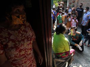 Susur Kampung, Gibran Bagi-bagi Buku dan Sembako