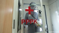 Selain berkeliling untuk menawarkan makanan maupun menyiapkan makanan bagi para penumpang, para prami dan prama pun siap sedia untuk membantu para penumpang yang membutuhkan pertolongan pertama.