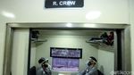 Tahu Enggak, Kereta Api Jarak Jauh Juga Punya Pramugari Lho