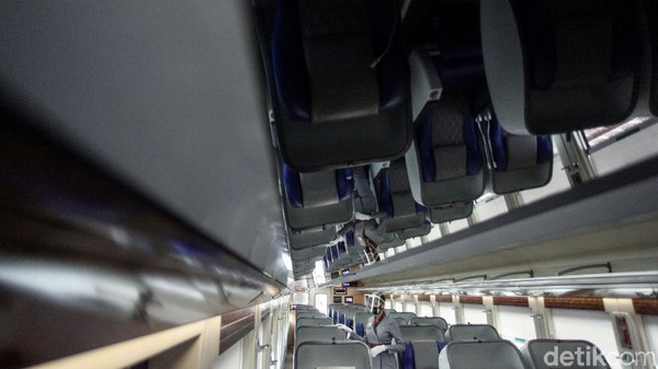 Jumlah prama dan prami yang bertugas dalam satu kali perjalanan jarak jauh pun beragam tergantung durasi waktu perjalanan. Bila perjalanan kereta api hanya membutuhkan waktu dua hingga tiga jam, biasanya ada dua sampai tiga orang prami dan prama yang bertugas. Namun, bila waktu perjalanan mencapai belasan jam, ada empat prami dan prama yang akan bertugas untuk memberikan pelayanan kepada para penumpang. Jumlah prama dan prami yang bertugas dalam satu kali perjalanan jarak jauh pun beragam tergantung durasi waktu perjalanan. Bila perjalanan kereta api hanya membutuhkan waktu dua hingga tiga jam, biasanya ada dua sampai tiga orang prami dan prama yang bertugas. Namun, bila waktu perjalanan mencapai belasan jam, ada empat prami dan prama yang akan bertugas untuk memberikan pelayanan kepada para penumpang.