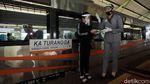 Tahu Enggak, Kereta Api Jarak Jauh Juga Punya Pramugari Lho