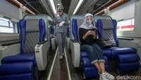 Selepas kereta berjalan, para prami dan prama pun akan memeriksa setiap gerbong guna memastikan para penumpang tak kesulitan untuk menemukan tempat duduk maupun menyimpan barang bawaan mereka.