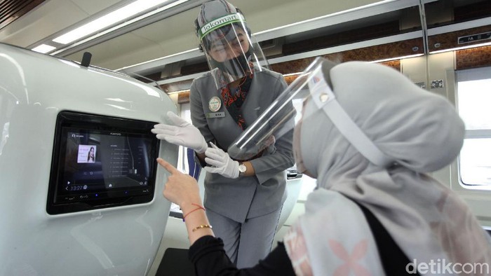 Pramugari tak hanya ada di pesawat tetapi juga di kereta api. Para prami dan prama ini bertugas untuk memberikan pelayanan kepada para penumpang KA jarak jauh.