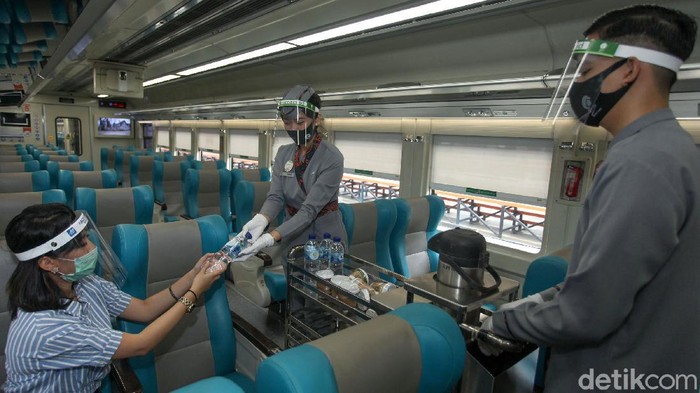 Pramugari tak hanya ada di pesawat tetapi juga di kereta api. Para prami dan prama ini bertugas untuk memberikan pelayanan kepada para penumpang KA jarak jauh.