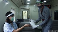 Guna memberikan rasa aman dan nyaman bagi para penumpang yang melakukan perjalanan jarak jauh di masa pandemi COVID-19, para prami dan prama pun menyediakan fasilitas hand sanitizer bagi para penumpangnya.