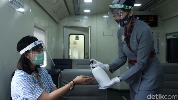 Guna memberikan rasa aman dan nyaman bagi para penumpang yang melakukan perjalanan jarak jauh di masa pandemi COVID-19, para prami dan prama pun menyediakan fasilitas hand sanitizer bagi para penumpangnya. Guna memberikan rasa aman dan nyaman bagi para penumpang yang melakukan perjalanan jarak jauh di masa pandemi COVID-19, para prami dan prama pun menyediakan fasilitas hand sanitizer bagi para penumpangnya.