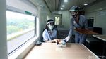 Tahu Enggak, Kereta Api Jarak Jauh Juga Punya Pramugari Lho