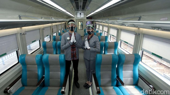 Tahu Nggak, Pramugari Juga Ada di Kereta Api Jarak Jauh Lho Pramugari tak hanya ada di pesawat tetapi juga di kereta api. Para prami dan prama ini bertugas untuk memberikan pelayanan kepada para penumpang KA jarak jauh.