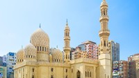 Sebelum menjadi Masjid Attarine di Mesir, bangunan ini dulu berfungsi sebagai gereja dari tahun 370 dan didedikasikan untuk St Athanasius, seorang tokoh penting dalam gereja Ortodoks Koptik. Tempat ibadah di kota Mediterania Alexandria diubah menjadi masjid selama invasi Islam abad ke-tujuh. (iStock)