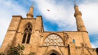 Awalnya Masjid Selimiye di utara Nicosia adalah katedral Katolik Roma Saint Sophia. Bangunan ini karya tukang batu Prancis saat Perang Salib, tepatnya pada abad ke 13, pada masa pemerintahan dinasti Frankish Lusignan di pulau timur Mediterania. Katedral pun beralih fungsi menjadi masjid setelah Ottoman menguasai Nicosia pada tahun 1570. (iStock)