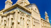 Masjid Ketchaoua di Aljazair dulunya sempat berubah fungsi menjadi gereja Katolik Saint Philippe pada tahun 1830-1962, di masa pemerintahan kolonial Prancis. Dan Misa pertama dirayakan di sana pada 24 Desember 1832. Namun tahun 1962, tepatnya setelah kemerdekaan Aljazair, Ketchaoua kembali menjadi masjid. (iStock)