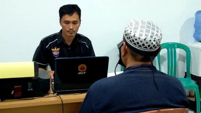Terapis pijat yang menikahi belia 12 tahun, korban pemerkosaan ayah tirinya, di ruang penyidik PPA Satreskrim Polres Pinrang.
