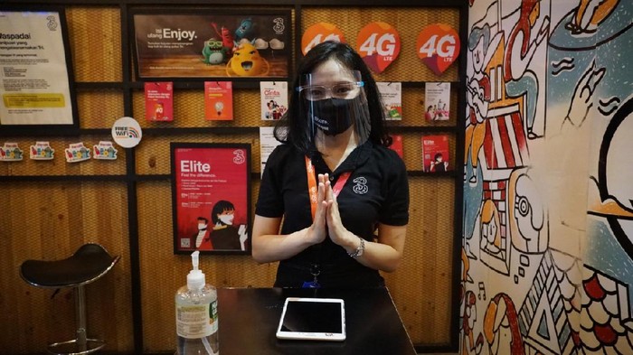 Dalam menghadapi new normal, operator seluler Hutchison 3 Indonesia (Tri Indonesia) mengoptimalkan protokol kesehatan saat tatap muka dengan pelanggan di seluruh gerai layanan 3Store di 44 kota Indonesia.