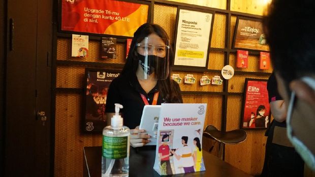Dalam menghadapi new normal, operator seluler Hutchison 3 Indonesia (Tri Indonesia) mengoptimalkan protokol kesehatan saat tatap muka dengan pelanggan di seluruh gerai layanan 3Store di 44 kota Indonesia.