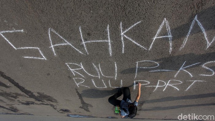 Sejumlah aktivis menggelar aksi di depan Gedung DPR, Jakarta, Selasa (14/7/2020), usai DPR menyingkirkan RUU PKS dari Prolegnas 2020.