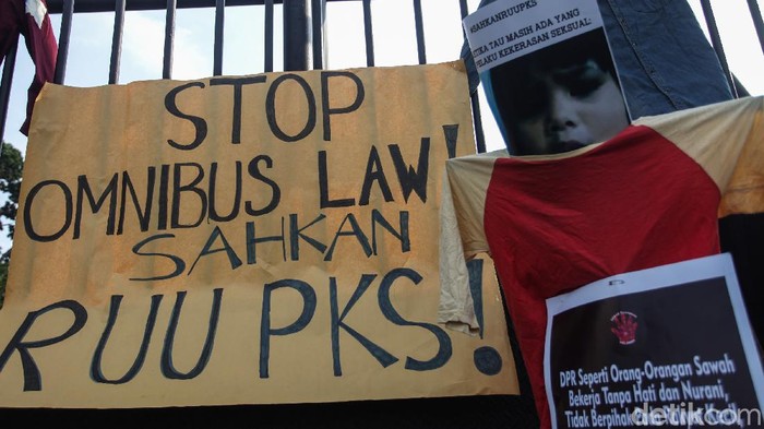 Sejumlah aktivis menggelar aksi di depan Gedung DPR, Jakarta, Selasa (14/7/2020), usai DPR menyingkirkan RUU PKS dari Prolegnas 2020.