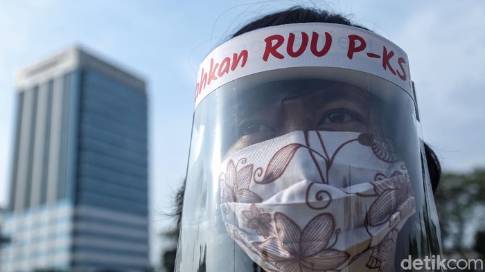 Sejumlah aktivis menggelar aksi di depan Gedung DPR, Jakarta, Selasa (14/7/2020), usai DPR menyingkirkan RUU PKS dari Prolegnas 2020.