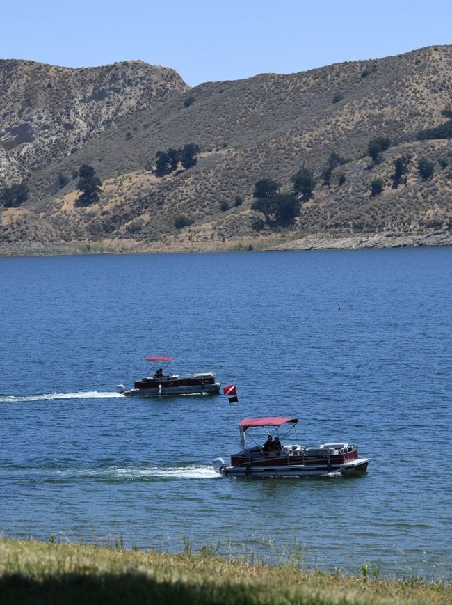 Naya Rivera dilaporkan menghilang di Danau Piru, California, AS, pada Rabu (8/7/2020), setelah anaknya, Josey, ditemukan sendirian di perahu yang mereka gunakan. Pihak berwenang pun langsung melakukan pencarian terhadap bintang Glee tersebut.  (Foto: AFP/FREDERIC J. BROWN)
