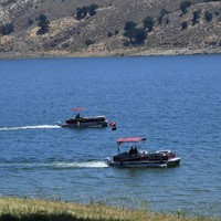Naya Rivera dilaporkan menghilang di Danau Piru, California, AS, pada Rabu (8/7/2020), setelah anaknya, Josey, ditemukan sendirian di perahu yang mereka gunakan. Pihak berwenang pun langsung melakukan pencarian terhadap bintang Glee tersebut.  (Foto: AFP/FREDERIC J. BROWN)