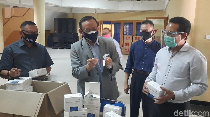Universitas Airlangga (Unair) menyediakan ribuan rapid test untuk Ujian Tulis Berbasis Komputer (UTBK) tahap kedua pada 20-29 Juli mendatang. Itu untuk mengantisipasi adanya calon peserta UTBK yang belum rapid test.