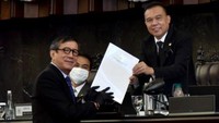 Menteri Hukum dan HAM Yassona Laoly menerima salinan UU MLA tersebut. Puan juga menyatakan UU Perjanjian Bantuan Hukum Timbal Balik dalam Masalah Pidana antara RI – Swiss terdiri dari 39 pasal. Menurutnya, Pasal-pasal itu mengatur bantuan hukum mengenai pelacakan, pembekuan, membantu menghadirkan saksi, meminta dokumen, rekaman dan bukti, penanganan benda dan aset untuk tujuan penyitaan atau pengembalian asset. Foto: dok. Kemenkumham
