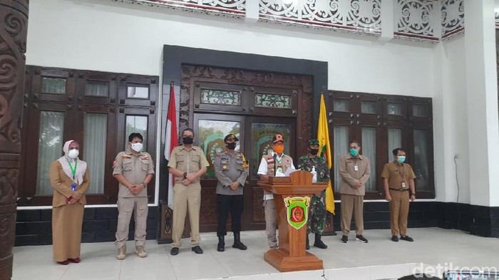 Wali Kota Samarinda Syaharie Jaang memimpin konferensi pers soal pelayanan di RSUD IA Moeis.