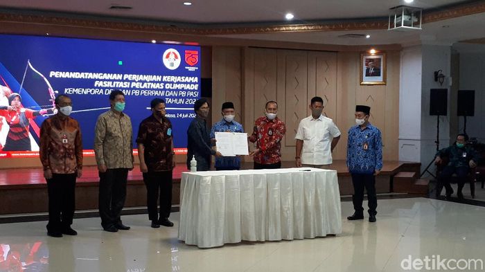 Zainudin Amali Menpora Zainudin Amali mencairkan anggaran latihan panahan dan atletik.