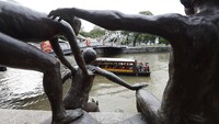 Industri pariwisata sendiri memberikan kontribusi sekitar 4 persen bagi perekonomian Singapura. Sayangnya, pariwisata merupakan sektor terparah yang terimbas pandemi. Sebab telah terjadi pembatasan perjalan yang berlangsung selama berbulan-bulan guna mencegah penyebaran virus Corona. Suhaimi Abdullah/Getty Images For Singapore River One  