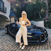 Alex mengaku memang selalu ingin tinggal di Dubai. Setelah pindah ke sana bersama suaminya di 2008, ia mulai membangun jaringan di industri mobil dengan bantuan acara radionya. Setelah membangun hubungan dengan Bentley melalui acara itu, aku cukup beruntung diberi (pinjam) mobil Flying Spur untuk akhir pekan. Aku merasa aku hidup dalam mimpi jadi aku mulai berbagi mengenai secara reguler, kata Alex. Foto: Instagram @supercarblondie