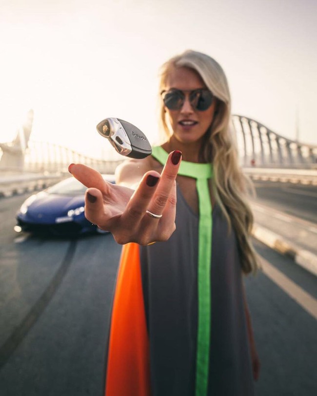 Aku tidak yakin mengapa aku menyukai mobil tapi aku pikir itu karena dua hal, datang dari budaya menyetir dan punya orangtua yang suka menyetir. Kami dulu sering berkendara 12 jam ke daerah pedesaan jadi aku menghabiskan banyak waktu di mobil-mobil, tuturnya. Foto: Instagram @supercarblondie