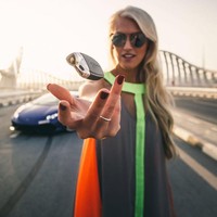 Aku tidak yakin mengapa aku menyukai mobil tapi aku pikir itu karena dua hal, datang dari budaya menyetir dan punya orangtua yang suka menyetir. Kami dulu sering berkendara 12 jam ke daerah pedesaan jadi aku menghabiskan banyak waktu di mobil-mobil, tuturnya. Foto: Instagram @supercarblondie