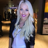 Alex Hirschi dikenal sebagai selebgram yang punya lebih dari 6 juta pengikut di Instagram. Tapi tak seperti kebanyakan wanita yang mengulas produk kecantikan atau fashion, Alex adalah tukang review mobil. Foto: Instagram @supercarblondie