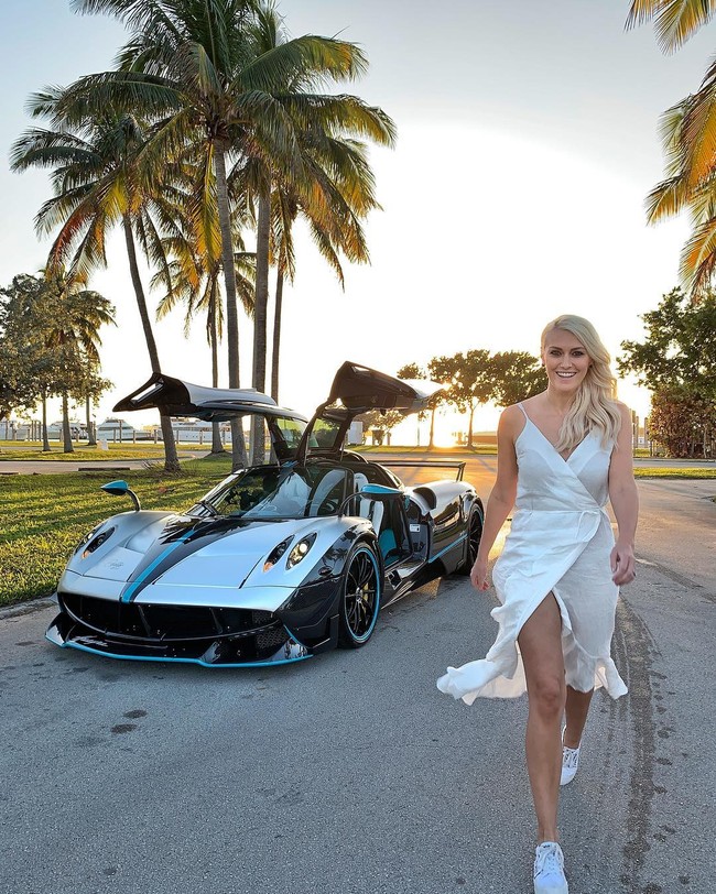 Alex yang disebut sebagai carfluencer ini pun meraup banyak uang dari mengulas mobil. Tak heran memang mengingat mobil-mobil yang dicobanya datang dari brand-brand mahal. Untuk sehari ia dilaporkan bisa mengantongi Rp 50 jutaan. Sedangkan total pendapatan yang ia bisa diterima per tahunnya mencapai 2 juta AUD atau sekitar Rp 20 miliaran menurut GoCompare. Foto: Instagram @supercarblondie