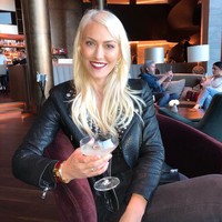 Selain di Instagram, Alex Hirschi juga sering membagikan video di TikTok. Tentu bersama dengan mobil-mobil mahal yang di-review. Foto: Instagram @supercarblondie