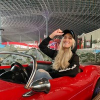 Wanita yang menyebut dirinya sebagai Supercar Blondie di Instagram ini mengawali karier carfluencer saat menjadi presenter radio untuk sebuah brand mobil selama lima tahun di Dubai, UAE. Kemudian ia pun mulai mengunggah review mengenai kendaraan-kendaraan baru. Foto: Instagram @supercarblondie