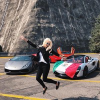 Ketika mulai sering mengunggah foto-foto bersama mobil mewah, Alex langsung kebanjiran banyak pengikut di Instagram. Setelah mencapai 60 ribu pengikut di 2017, ia mulai percaya diri untuk membangun karier menjadi carfluencer. Foto: Instagram @supercarblondie