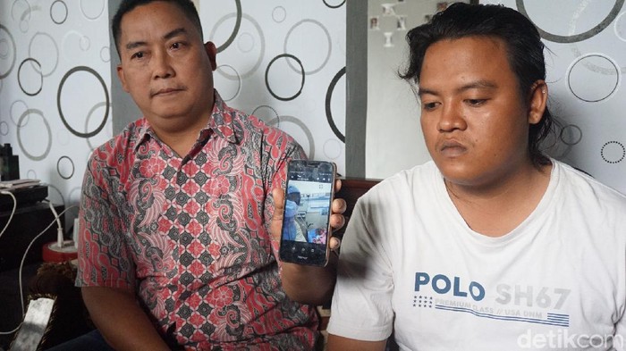 Anak Sulasih, Anggi Ardiansyah dan pamannya menunjukkan foto kondisi Sulasih di Arab Saudi, Rabu (15/7/2020).