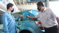 Sigit Djokosoetono, selaku Direktur, PT Blue Bird Tbk (kiri) bersama Agus Haryadi, selaku Executive General Manager Kantor Cabang Utama Bandara Internasional Soekarno-Hatta - PT Angkasa Pura II melakukan peninjauan stikerisasi kebersihan armada Bluebird di bandara Soekarno Hatta, Tangerang.