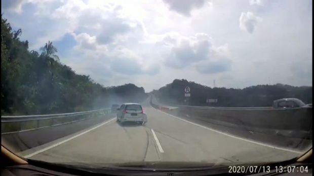 Kecelakaan fatal  ini berawal dari pecahnuya ban mobil saat melaju cepat.