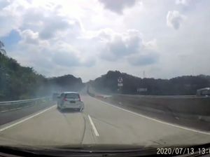 Ban Pecah Saat Ngebut, Ertiga Seruduk Wuling di Jalan Tol