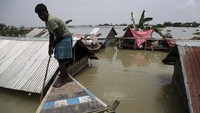 Tingga banjir di Desa Gagolmari hampir mencapai atap rumah warga.