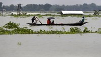 Banjir dipicu oleh hujan lebat yang mengguyur kawasan tersebut.